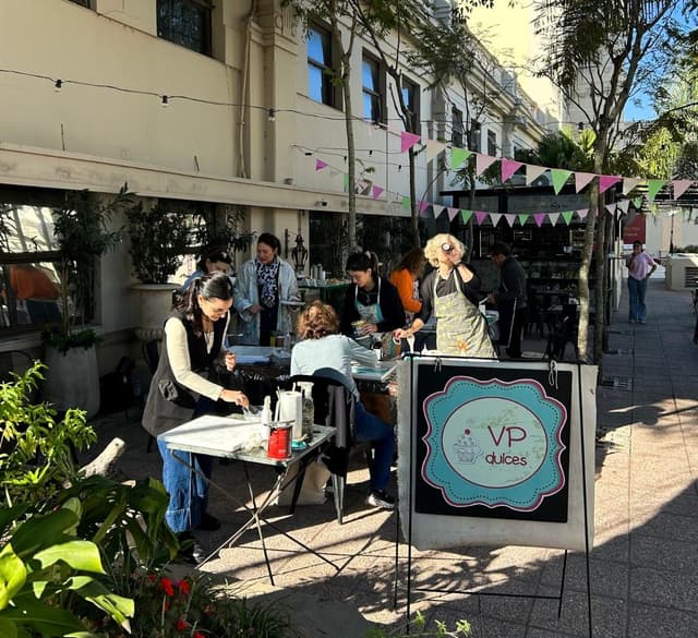 En el marco de una jornada creativa en VP Dulces, guié talleres de pintura abstracta enfocados en el disfrute, la exploración personal y el arte como forma de expresión libre. Cada encuentro fue una invitación a soltar el control y conectarse con la intuición, utilizando pintura asfáltica y acrílicos sobre soportes de tela. Compartimos cosas ricas, charlas sinceras y mucha emoción en un ambiente cálido y lleno de buena energía. Agradezco de corazón a quienes participaron por su entrega y apertura, y a Victoria por recibirnos con tanto cariño en su espacio.