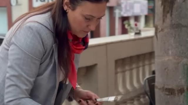 En el mes de julio realicé una jornada de pintura en vivo en la terraza de VP Dulces, en Corrientes. Un espacio cálido, rodeado de buena energía, donde compartí mi proceso creativo en tiempo real. Trabajé con pintura asfáltica y acrílicos, dejando que la obra surja de manera espontánea, frente al público. Fue una experiencia enriquecedora y muy especial. Agradezco profundamente a Victoria por la invitación y a todas las personas que se acercaron a acompañar.