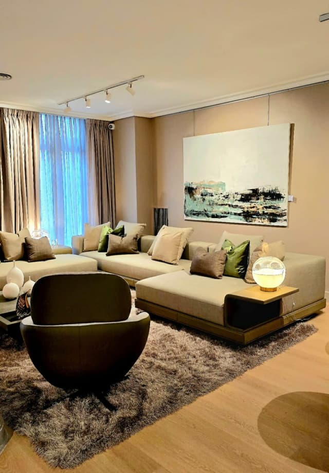 Estas piezas, de espíritu contemplativo y texturas, establecen un diálogo sensible con el interiorismo, fusionando arte y diseño en escenarios que invitan a conectar con lo esencial. Una propuesta que integra arte y diseño en ambientes donde la sensibilidad cobra protagonismo.